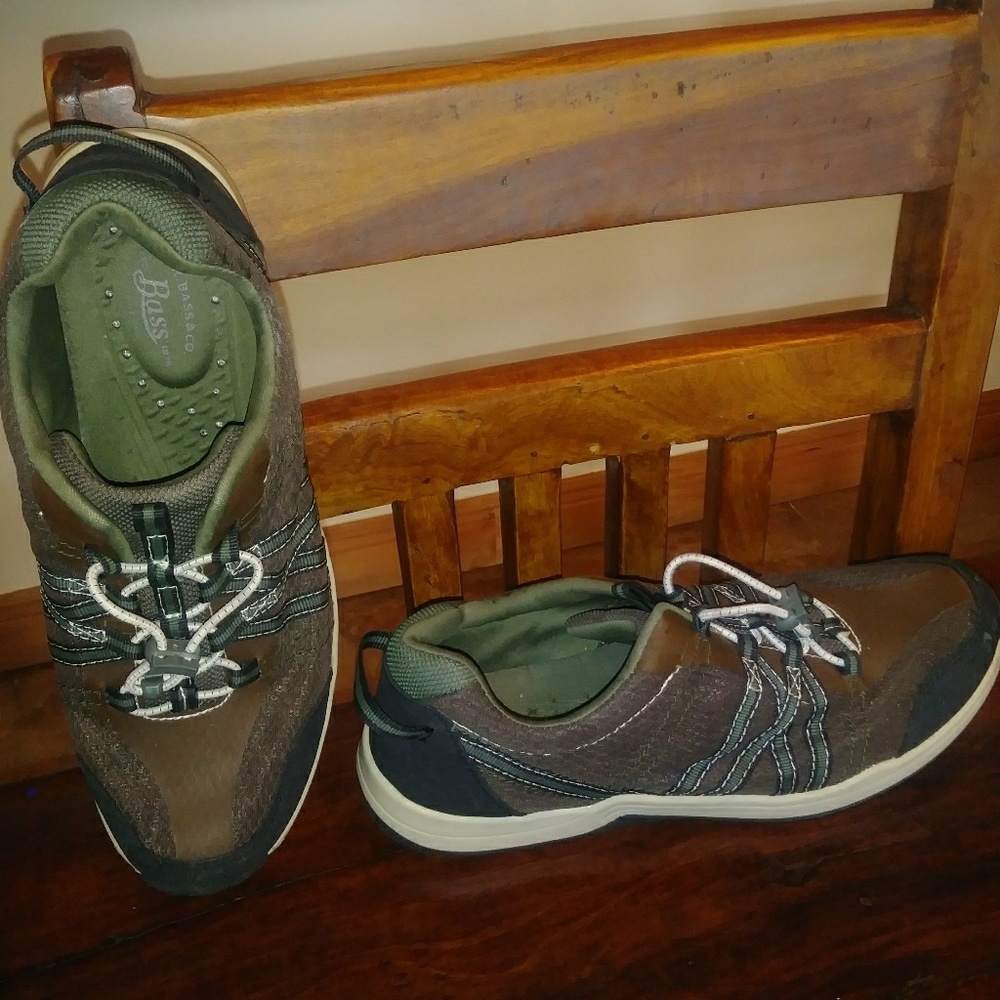 Bass Shoes 11M Mens.
